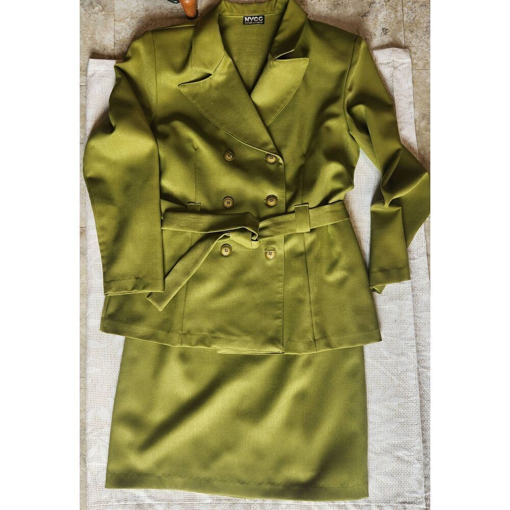 D28 NYCC beautiful 2 piece green double breasted jacket & knee length skirt suit
